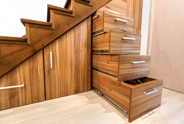 Lemari bawah tangga dengan rak bertingkat